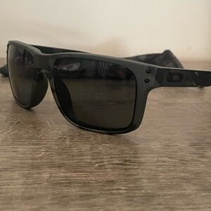 Oakley Holbrook - Multicam Black, Polarized Grey Lens